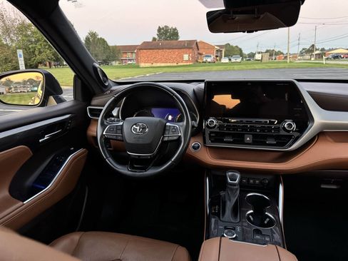 Used 2021 Toyota Highlander Platinum image 28