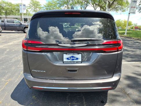 Used 2023 Chrysler Pacifica Touring-L FWD image 6