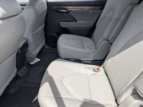 New 2026 Toyota Highlander Platinum image 14