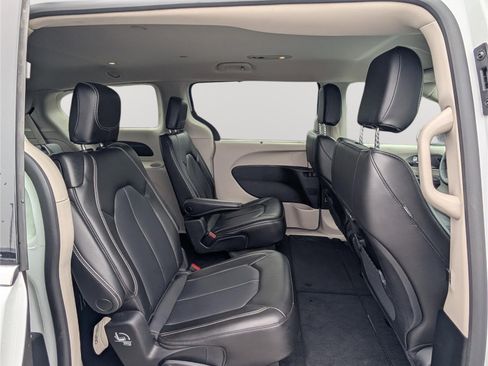 Used 2023 Chrysler Pacifica Touring-L FWD image 11