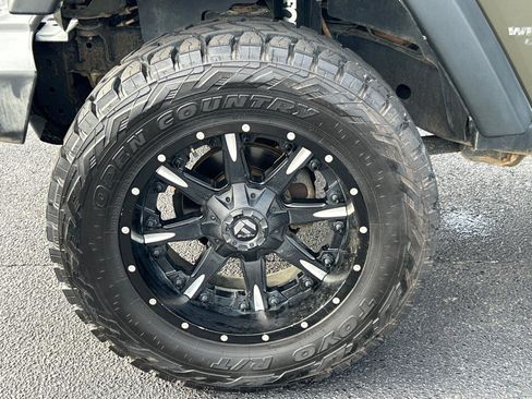 Used 2016 Jeep Wrangler Unlimited Rubicon w/ Connectivity Group AWD/4WD image 12