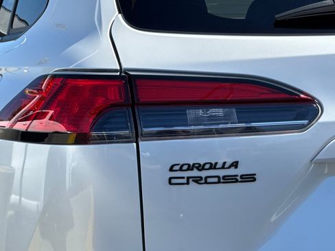 Used 2023 Toyota Corolla Cross XLE w/ Convenience Package FWD image 29