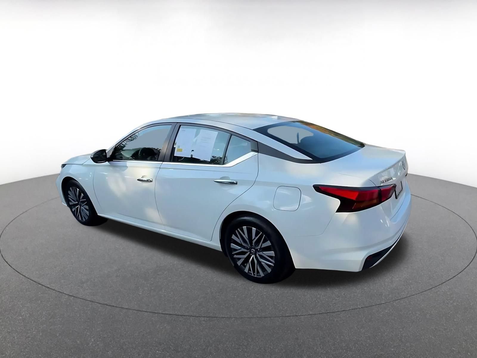 Used 2025 Nissan Altima 2.5 SV FWD image 9