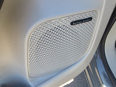 Used 2022 Chrysler Pacifica Limited FWD image 13