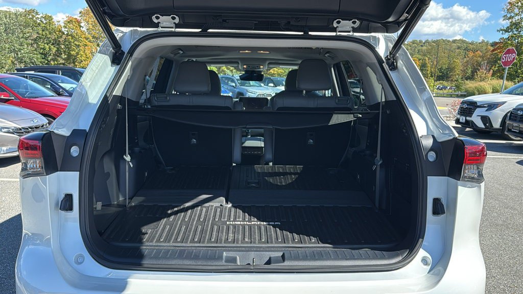 Used 2023 Toyota Highlander XLE AWD/4WD image 30