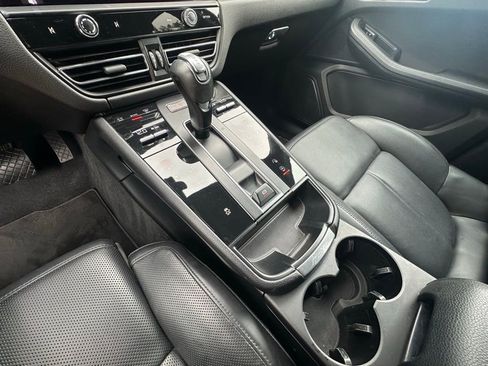 Certified 2023 Porsche Macan AWD/4WD image 29