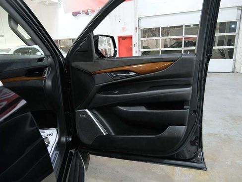Used 2019 Cadillac Escalade ESV Luxury image 36