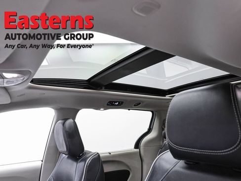 Used 2023 Chrysler Pacifica Limited FWD image 35