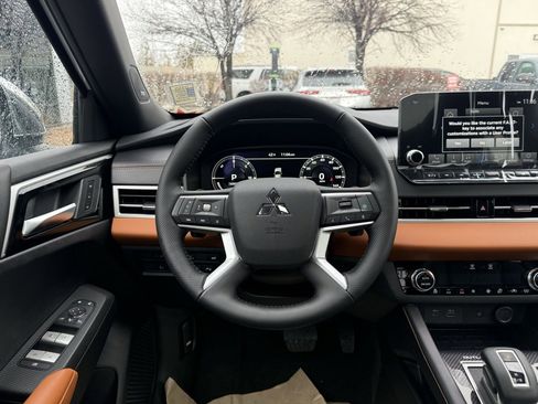 Used 2025 Mitsubishi Outlander SEL image 24