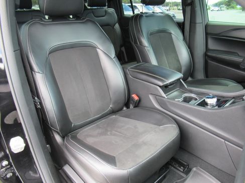 Used 2024 Jeep Grand Cherokee L Laredo AWD/4WD image 9