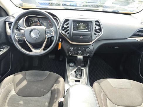 Used 2016 Jeep Cherokee Latitude w/ Cold Weather Group AWD/4WD image 19