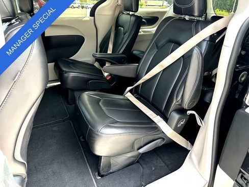 Used 2023 Chrysler Pacifica Touring-L FWD image 18