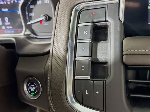 Used 2021 GMC Yukon XL SLT w/ SLT Premium Package image 15