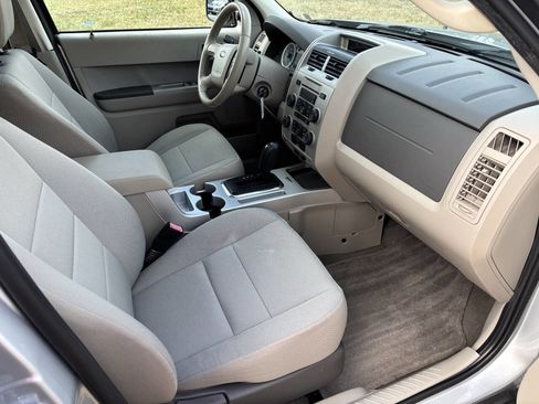 Used 2010 Ford Escape XLT image 11