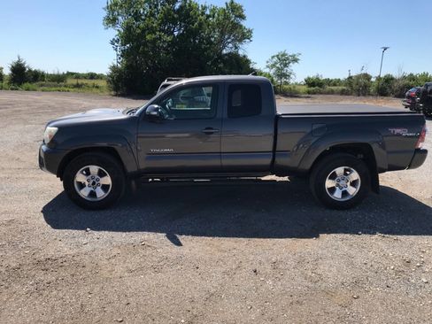 Used 2012 Toyota Tacoma 4x4 Access Cab V6 w/ TRD Sport Pkg image 2