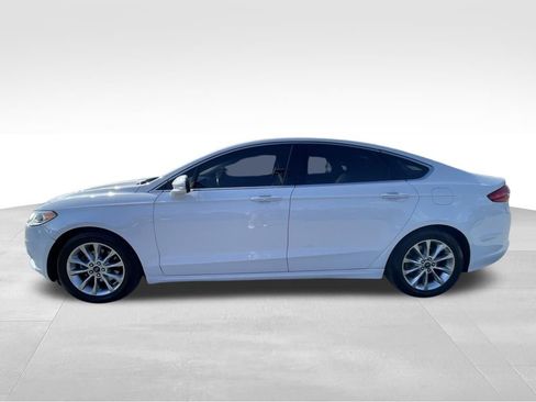 Used 2017 Ford Fusion SE w/ Fusion SE Technology Package image 16