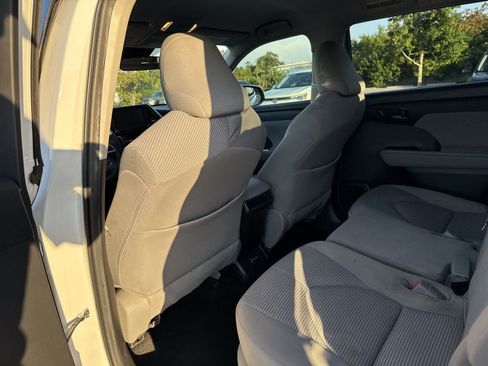Used 2022 Toyota Highlander LE AWD/4WD image 25