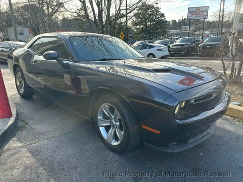 Used 2016 Dodge Challenger SXT image 6