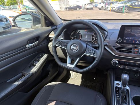 Used 2025 Nissan Altima 2.5 SV image 35