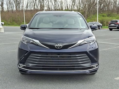 New 2026 Toyota Sienna Platinum image 2