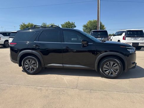 Used 2024 Nissan Pathfinder SV w/ SV Premium Package FWD image 4