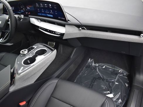 Certified 2025 Cadillac Optiq Sport 2 w/ LPO, Floor Liner Package AWD/4WD image 35