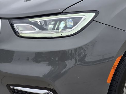 Used 2023 Chrysler Pacifica Touring-L FWD image 15