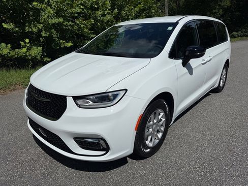 New 2026 Chrysler Pacifica Select image 3