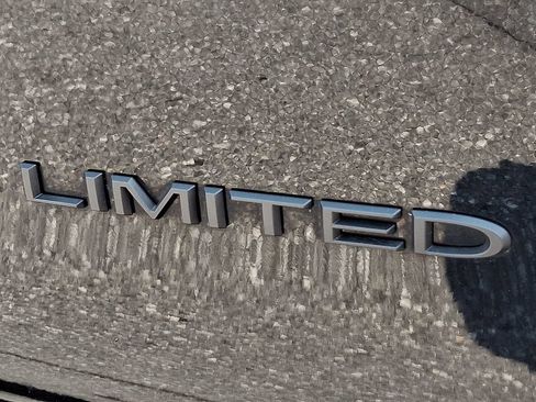 Used 2025 Chrysler Pacifica Limited FWD image 33