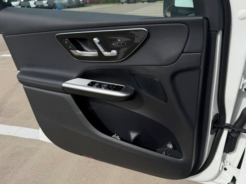 Used 2025 Mercedes-Benz GLC 300 image 23
