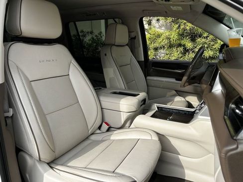 Used 2022 GMC Yukon XL Denali AWD/4WD image 32