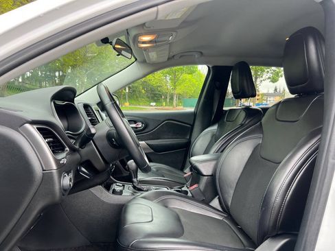 Used 2019 Jeep Cherokee Latitude Plus AWD/4WD image 9