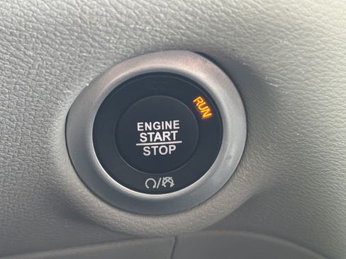 Used 2024 Chrysler Pacifica Touring-L FWD image 15