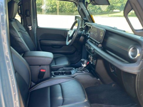 Used 2024 Jeep Wrangler Unlimited Sahara AWD/4WD image 7