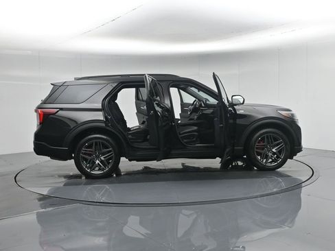 Used 2025 Ford Explorer ST-Line w/ ST-Line Street Pack image 5
