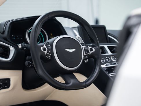 Used 2020 Aston Martin DB11 Volante image 30