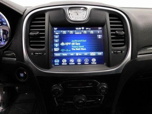 Used 2018 Chrysler 300 Limited image 37