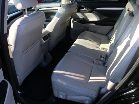 Used 2016 Toyota Highlander XLE image 17