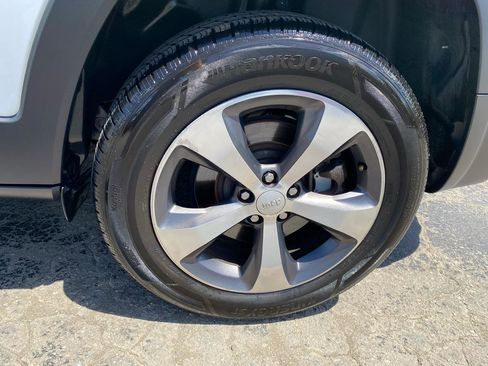 Used 2019 Jeep Cherokee Limited AWD/4WD image 25