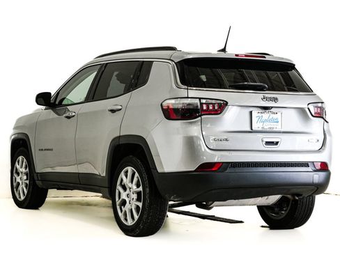 Used 2022 Jeep Compass Latitude w/ Sun and Sound Group AWD/4WD image 8