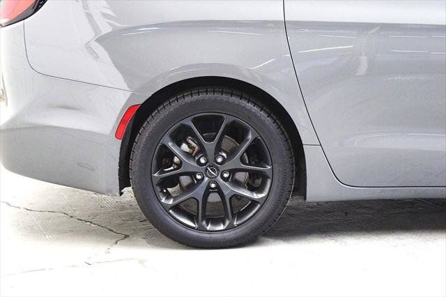 Certified 2025 Chrysler Pacifica Limited FWD image 43