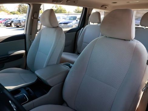 Used 2018 Kia Sedona L image 6