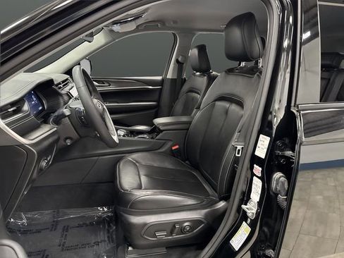 Used 2023 Jeep Grand Cherokee Limited w/ Luxury Tech Group II image 4