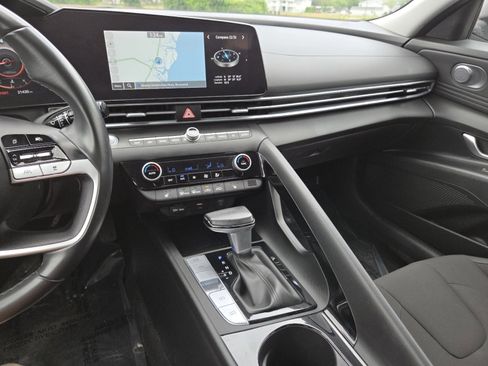 Used 2025 Hyundai Elantra SEL FWD image 31