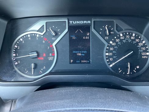 Used 2022 Toyota Tundra SR5 w/ SR5 Convenience Package AWD/4WD image 17
