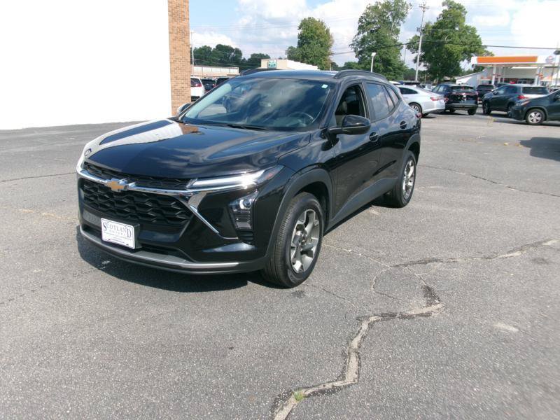 Used 2025 Chevrolet Trax LT w/ LT Convenience Package FWD image 2