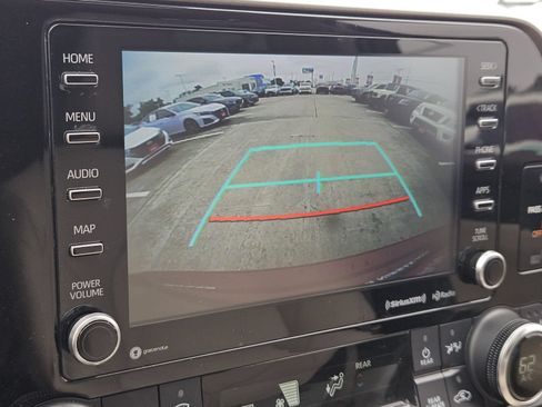 Used 2022 Toyota Highlander XLE FWD image 25