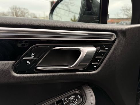 Used 2022 Porsche Macan AWD/4WD image 45