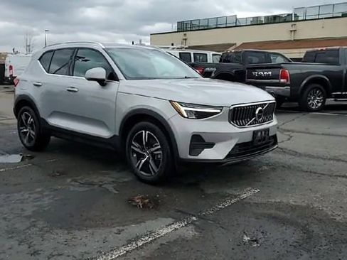 Used 2025 Volvo XC40 B5 Core AWD/4WD image 9