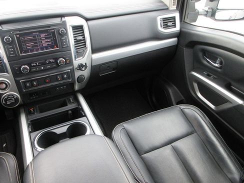 Used 2019 Nissan Titan PRO-4X w/ Pro-4x Convenience Package image 12